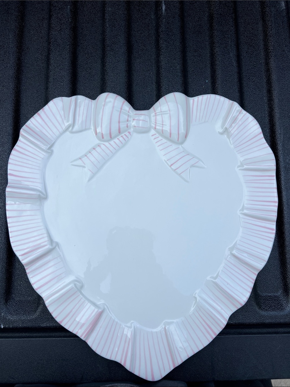 cleo White Heart Plate with Pink Bow and Ruffled Edge